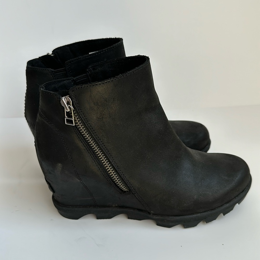 Sorel Leather size 9 Joan of Arctic wedge boots. Black